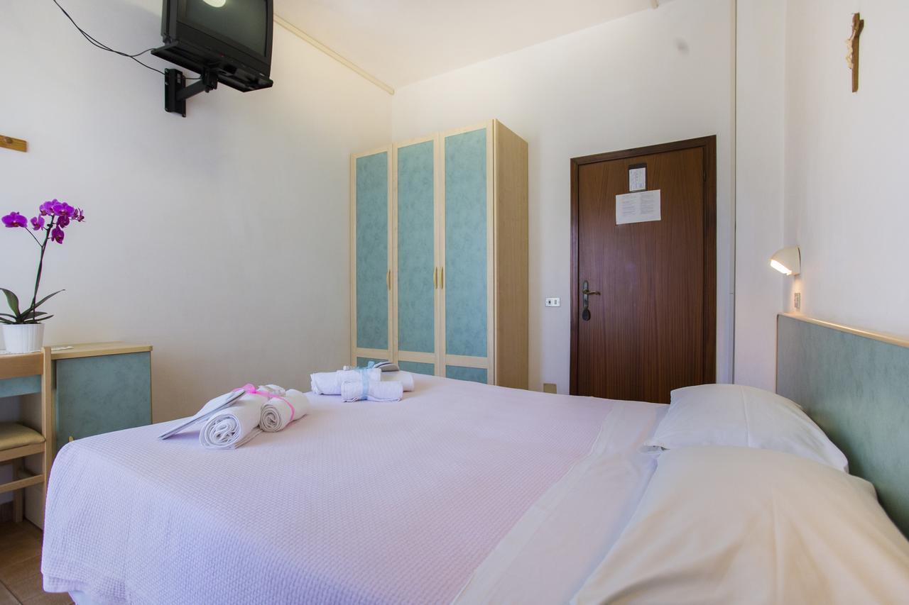 Hotel Villa Vera リミニ エクステリア 写真