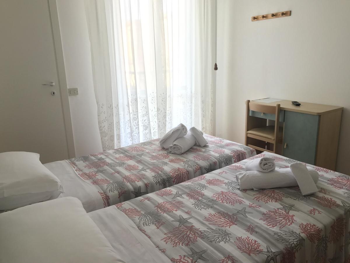 Hotel Villa Vera リミニ エクステリア 写真
