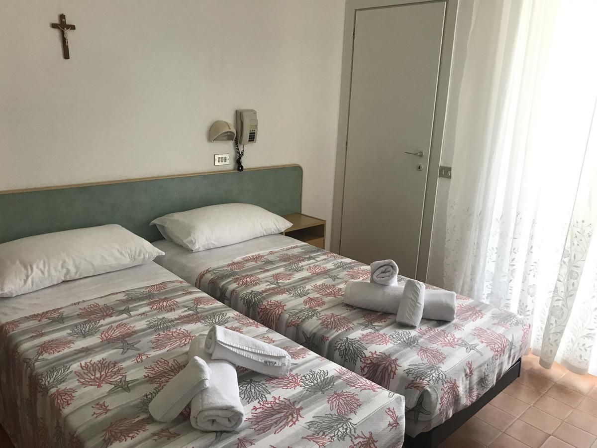 Hotel Villa Vera リミニ エクステリア 写真